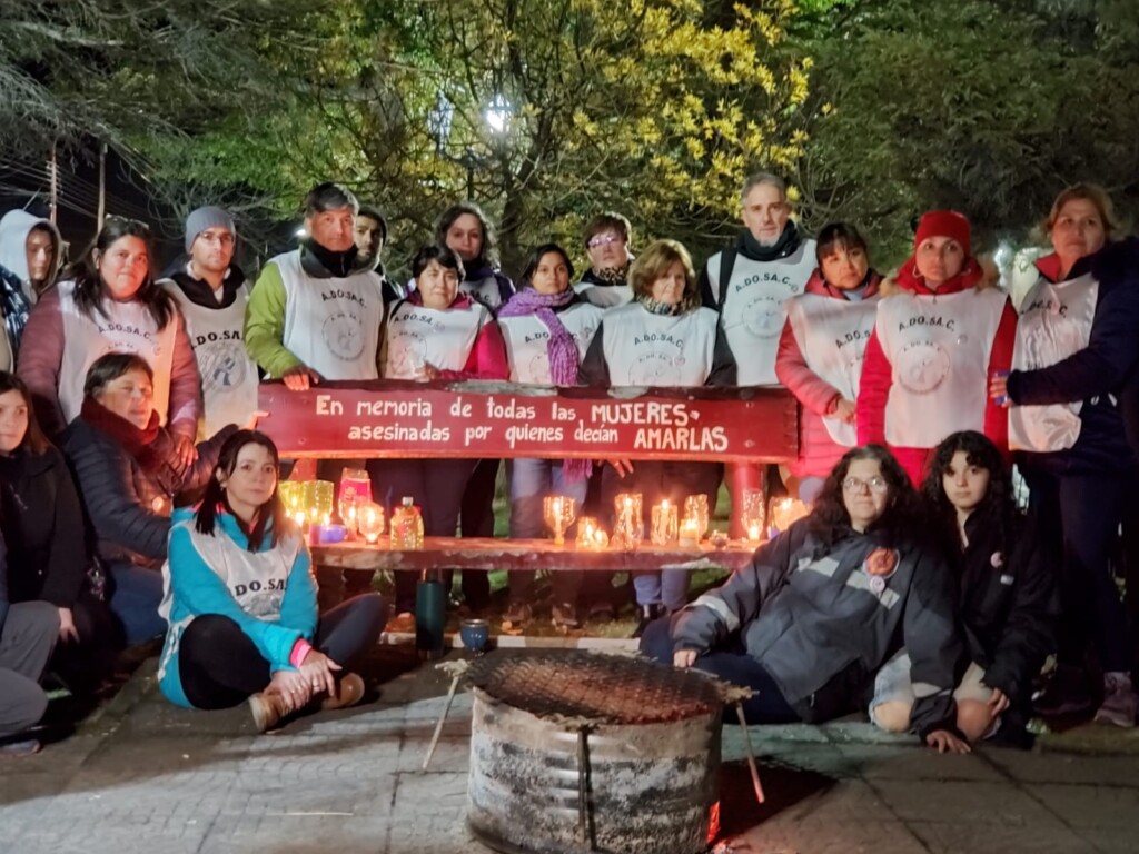 Hubo manifestación de padres de alumnos en las calles y en el Calafate los docentes reclamaron en el autódromo. AMET decidió paro provincial para el lunes 17