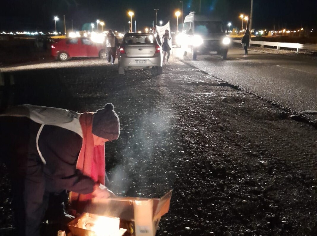 Los docentes de Adosac cortan la ruta en Pico Truncado - Foto: