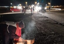 Cortes de rutas en Santa Cruz: docentes en Pico Truncado y jubilados de YCRT en Chimen Aike (Río Gallegos) Los docentes de Adosac cortan la ruta en Pico Truncado - Foto: