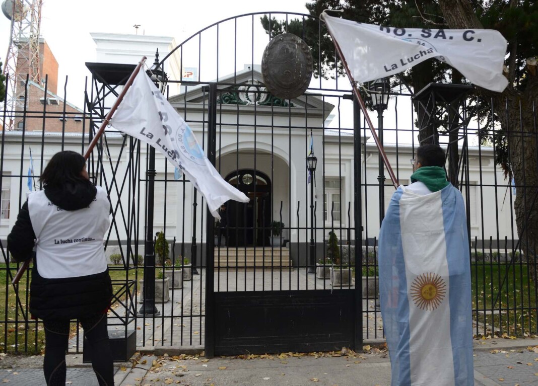 Docentes reclaman frente a casa de gobierno en Río Gallegos - Foto: OPI Santa Cruz/Francisco Muñoz