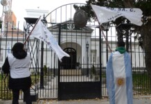 ADOSAC aplica el mandato que le dio el último Congreso y decreta paro docente por 120 horas a partir de mañana Docentes reclaman frente a casa de gobierno en Río Gallegos - Foto: OPI Santa Cruz/Francisco Muñoz