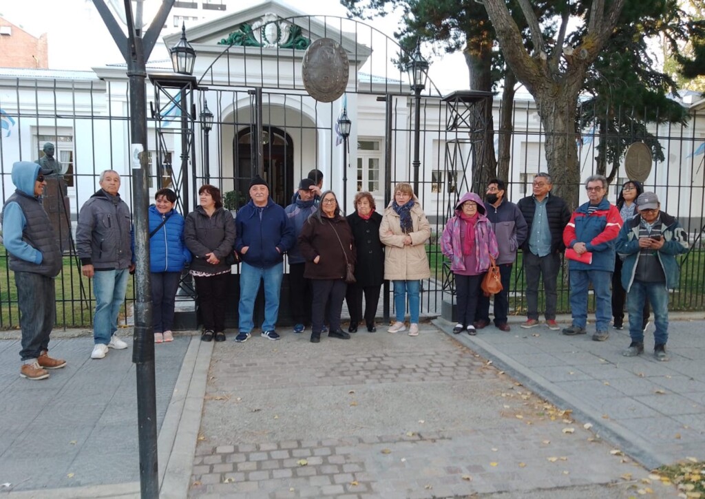 Los jubilados de YCRT frente a Casa de Gobierno - Foto: