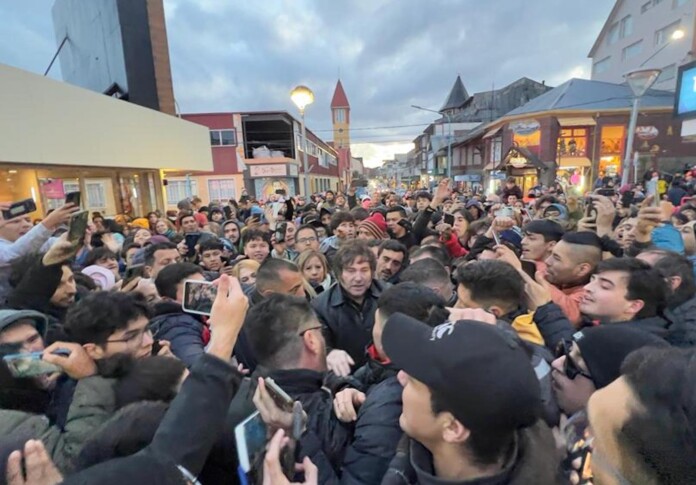 Extraña visita de Javier Milei a Ushuaia. Caminó una cuadra, no respondió preguntas y se enojó por las fuertes críticas a su propuesta de abolir la Ley 19640