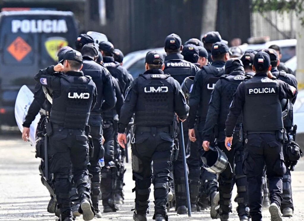 La policía de Ecuador en las calles - 