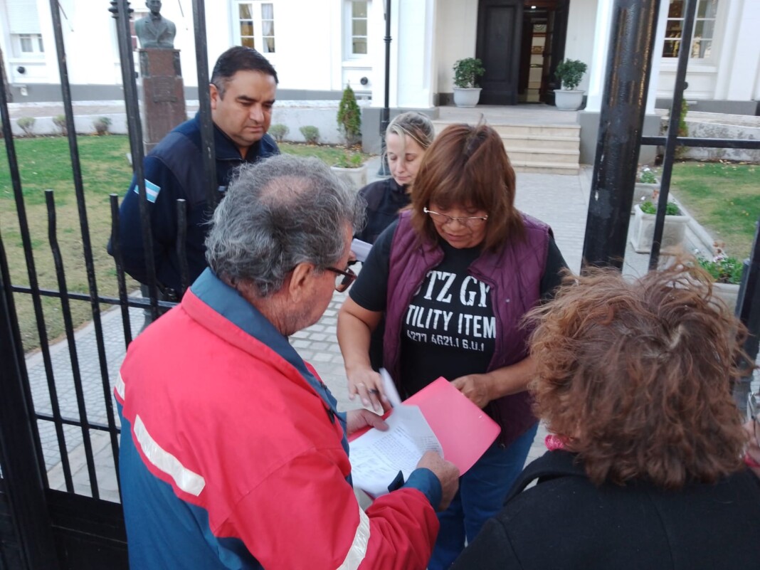 Los jubilados de YCRT frente a Casa de Gobierno - Foto: