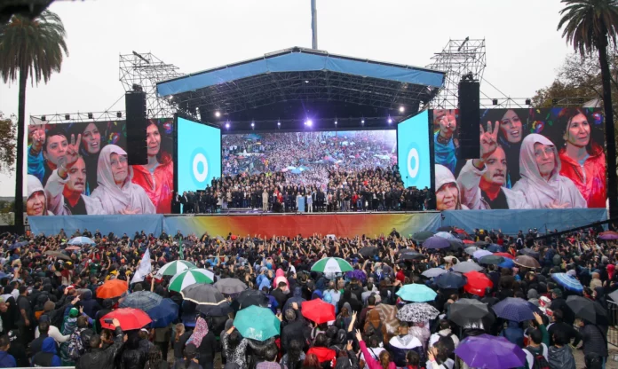 La vicepresidenta Cristina Kirchner habla en la plaza de Mayo - Foto: NA