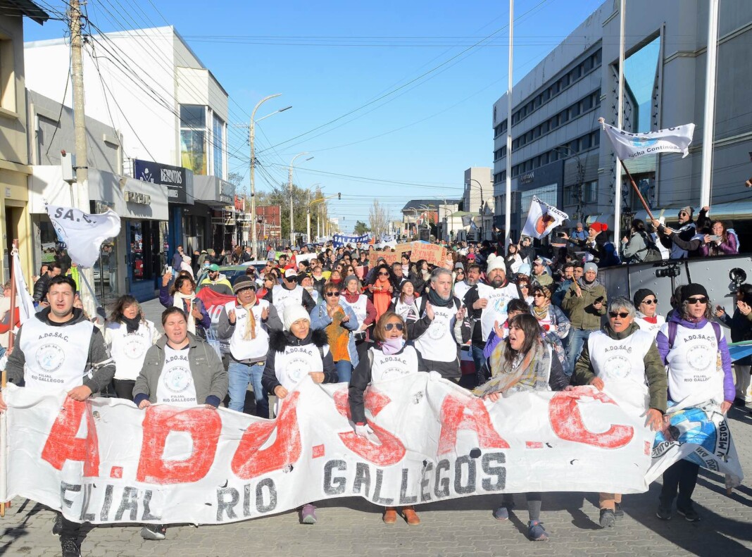 Los docentes de Santa Cruz marcharon por las calles de Río Gallegos - Foto: OPI Santa Cruz/Francisco Muñoz