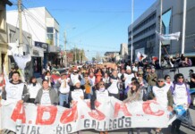 ADOSAC inició un nuevo paro. La crisis no se resuelve y el gobierno no tiene intenciones de buscar una salida a la Educación en la provincia Los docentes de Santa Cruz marcharon por las calles de Río Gallegos - Foto: OPI Santa Cruz/Francisco Muñoz
