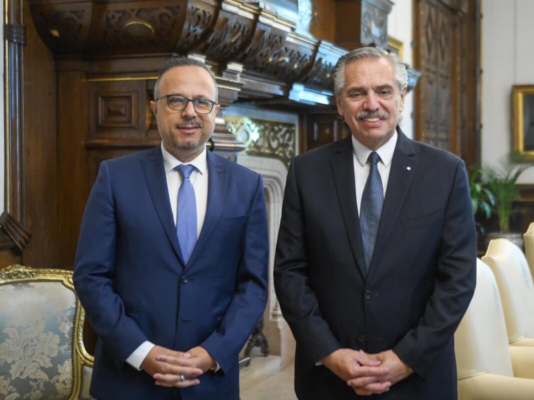 El presidente Alberto Fernández junto a su asesor Antonio Aracre - Foto: NA