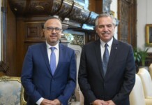 Antonio Aracre rompió el silencio, cargó contra Sergio Massa y dijo que su programa de estabilización es “el plan llegar” El presidente Alberto Fernández junto a su asesor Antonio Aracre - Foto: NA
