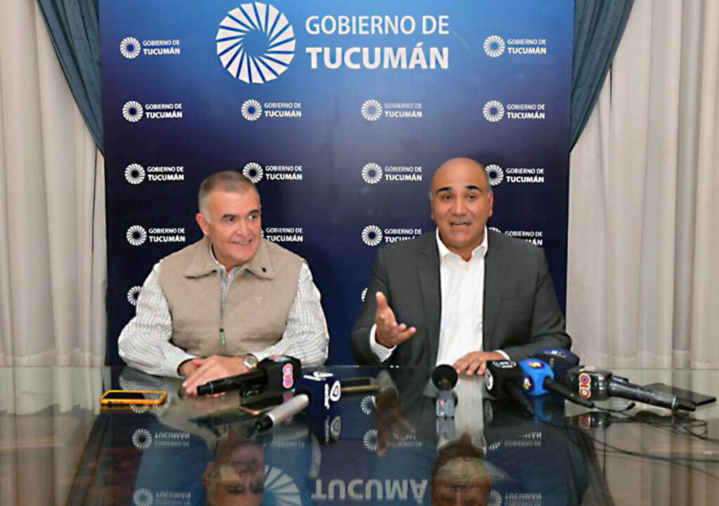 El gobernador de Tucumán, Juan Manzur, acompañado por Osvaldo Jaldo - Foto: NA