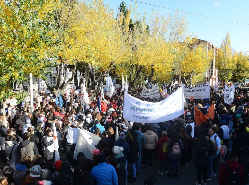 Marcha de Adosac frente a la Casa de Gobierno de Santa Cruz - Foto: OPI Santa Cruz/ Francisco Muñoz