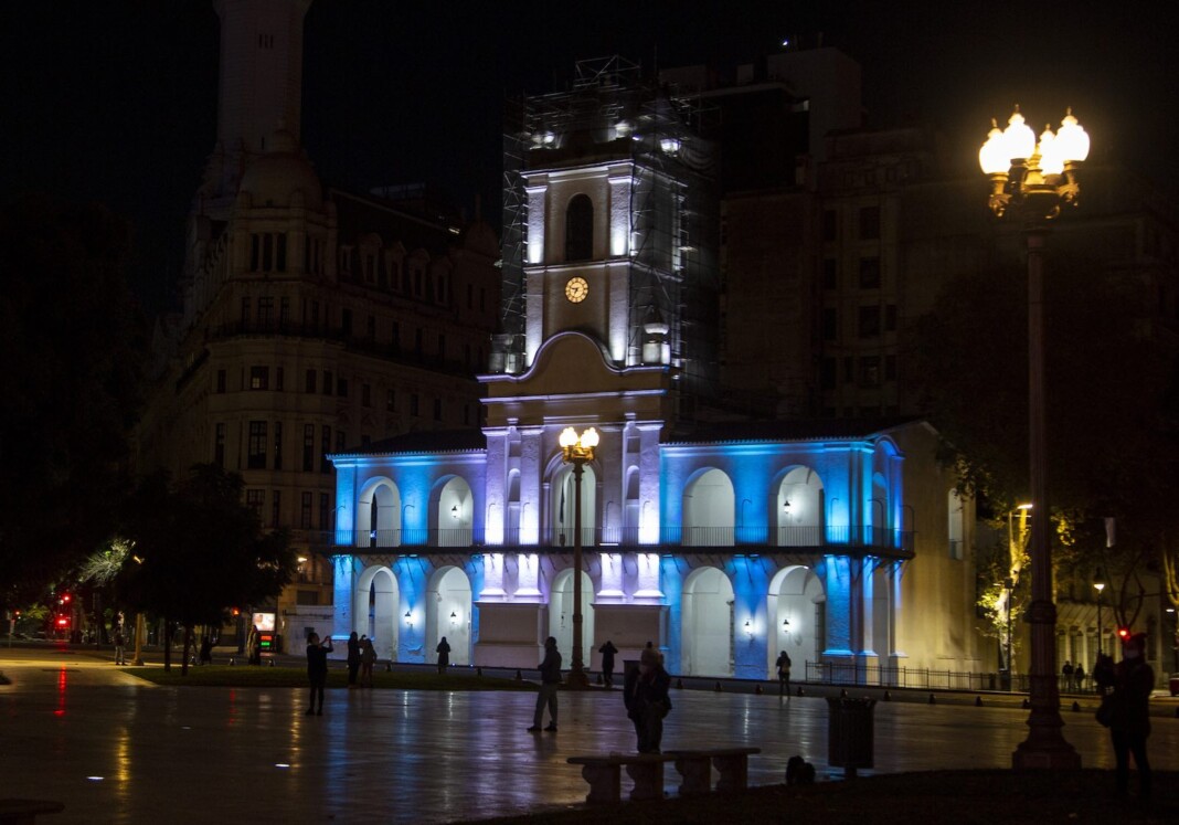 El Cabildo iluminado con los colores de la bandera Argentina - Foto: NA