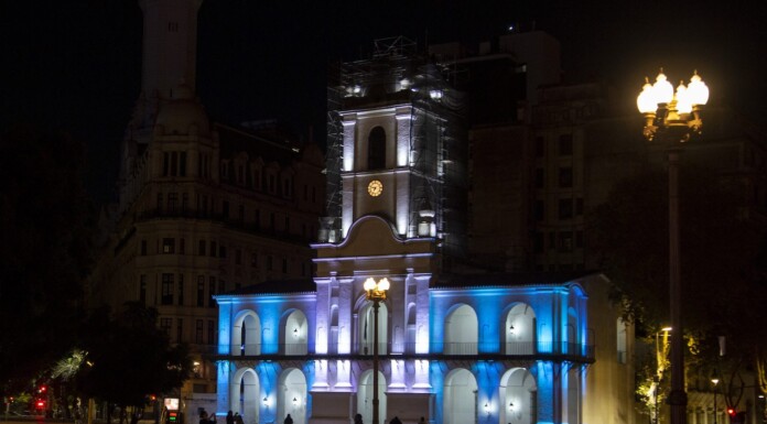 El Cabildo iluminado con los colores de la bandera Argentina - Foto: NA