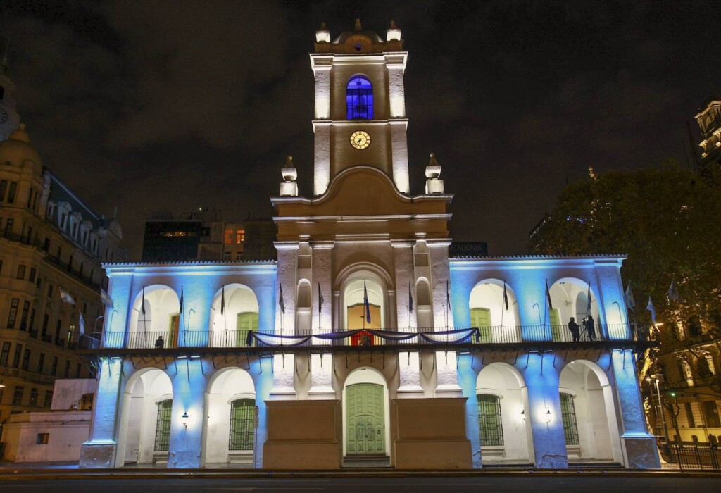 El Cabildo iluminado con los colores de la bandera Argentina - Foto: NA