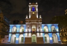 25 de Mayo: el día de la Patria sin Patriotas El Cabildo iluminado con los colores de la bandera Argentina - Foto: NA