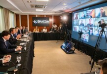 Polémica por el anuncio del Gobierno para beneficiar a Facebook, Amazon y Google con la entrega gratuita de frecuencias para Wi-Fi El ministro de Economía, Sergio Massa, y el presidente del Ente Nacional de Comunicaciones (ENACOM), Claudio Ambrosini; encabezaron el acto “WIFI 6.