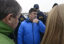 El fiscal Guillermo Marijuan mientras realizaba allanamientos en 2016 en Santa Cruz - Foto: OPI Santa Cruz/Francisco Muñoz