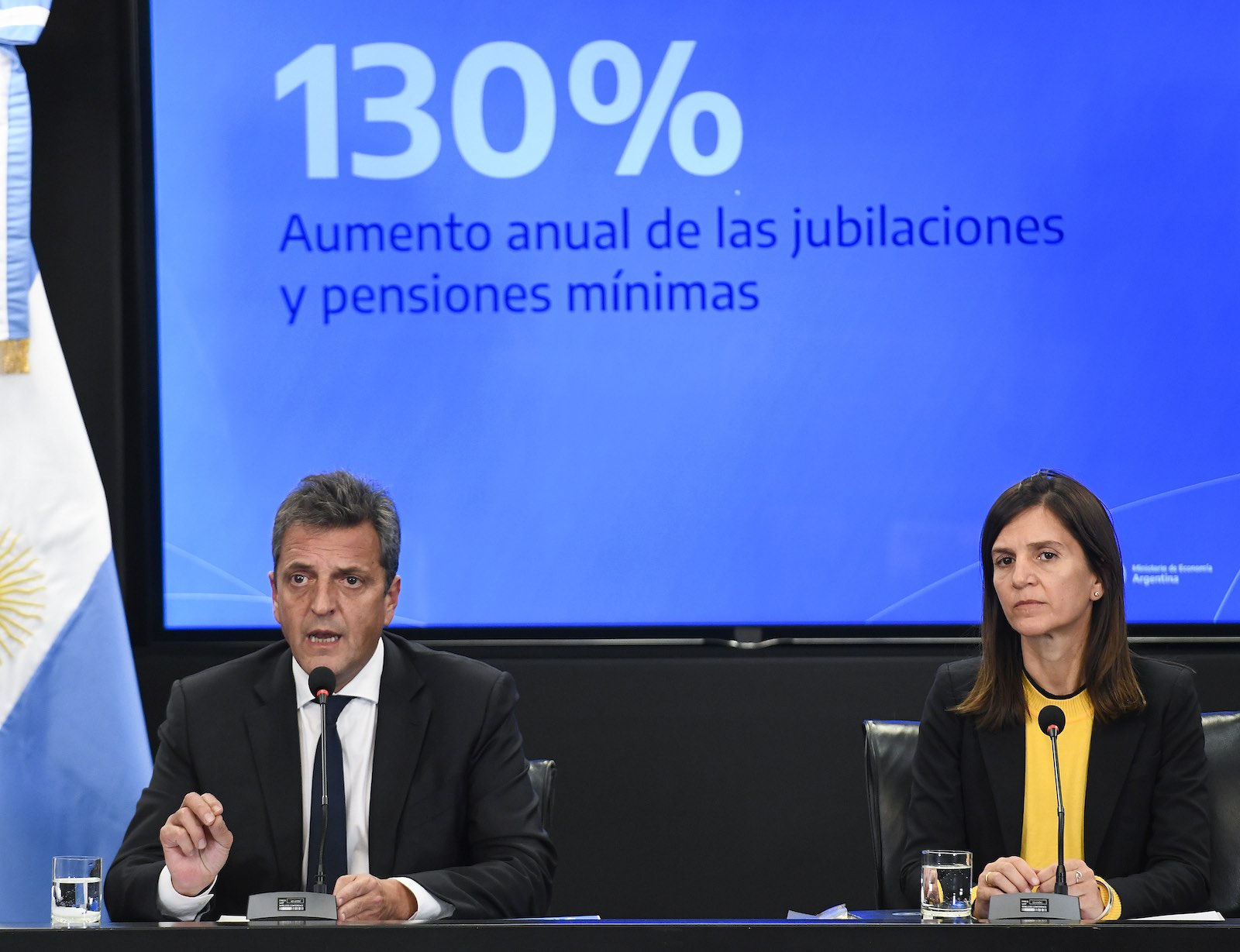 La directora ejecutiva de ANSES, Fernanda Raverta, y el ministro de Economía de la Nación, Sergio Massa, anunciaron hoy en Hacienda un aumento para jubilados - Foto: Ministerio Economía La directora ejecutiva de ANSES, Fernanda Raverta, y el ministro de Economía de la Nación, Sergio Massa, anunciaron hoy en Hacienda un aumento para jubilados - Foto: Ministerio Economía