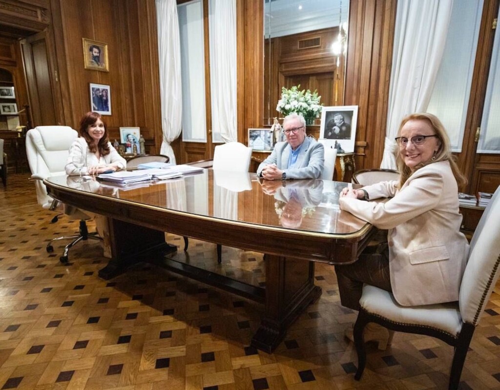 Cristina Kirchner, Alicia Kirchner y Daniel Peralta reunidos en el despacho de la vicepresidenta - Foto: Twitter