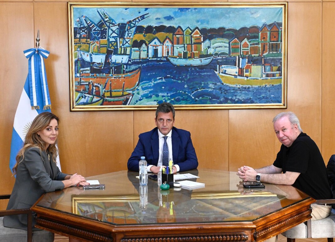 El ministro de Economía, Sergio Massa, y la secretaría de Energía, Flavia Royón, mantuvieron una reunión con el nuevo interventor de Yacimientos Carboníferos Río Turbio, Daniel Peralta - Foto: NA