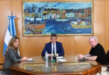 El “necesario” Daniel Peralta tratado con algodones; el mismo que en el 2012 Cristina quiso destituir y al que Alicia le reclamó haberle dejado una provincia fundida El ministro de Economía, Sergio Massa, y la secretaría de Energía, Flavia Royón, mantuvieron una reunión con el nuevo interventor de Yacimientos Carboníferos Río Turbio, Daniel Peralta - Foto: NA