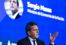 Massa anunció que los salarios de hasta $880 mil no pagarán Ganancias sobre el aguinaldo El ministro de Economía, Sergio Massa, durante su participación en la AmCham Summit 2023 - Foto: NA