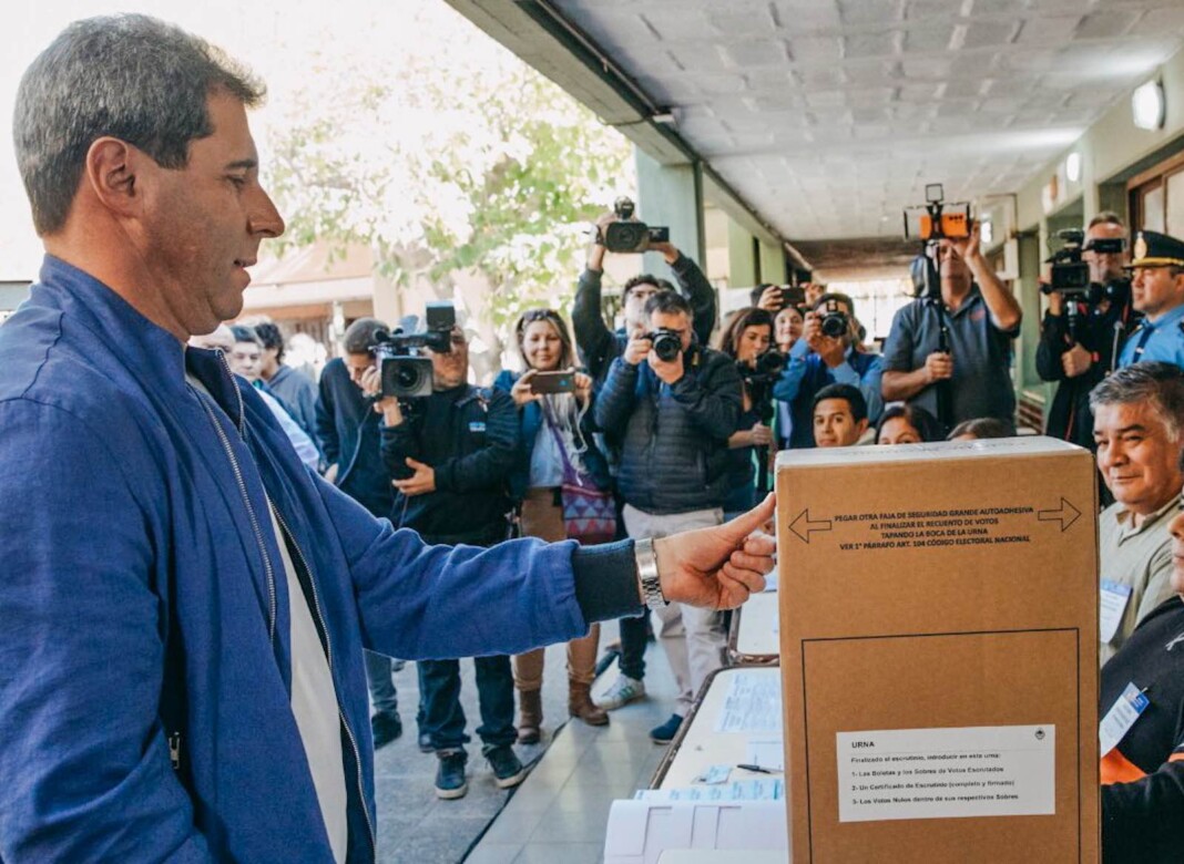 El gobernador de San Juan, Sergio Uñac, emite su voto - Foto: NA