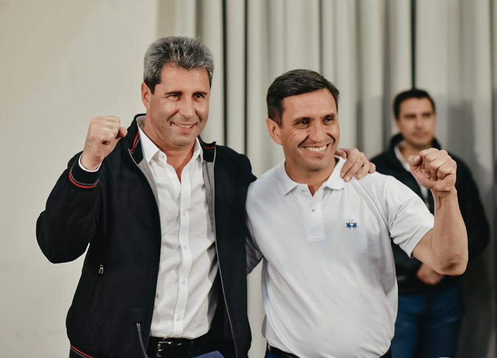 El gobernador de San Juan, Sergio Uñac y el candidato a vicegobernador Cristian Andino, festejan esta noche luego que el oficialismo se impusiera en las elecciones locales - Foto: NA El gobernador de San Juan, Sergio Uñac y el candidato a vicegobernador Cristian Andino, festejan esta noche luego que el oficialismo se impusiera en las elecciones locales - Foto: NA