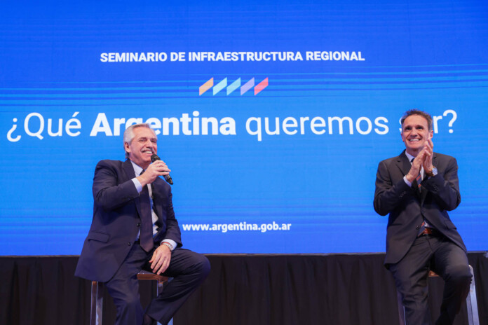 El presidente Alberto Fernández hoy en el Centro Cultural Kirchner, lo acompaña el ministro Gabriel Katopodis - Foto: NA