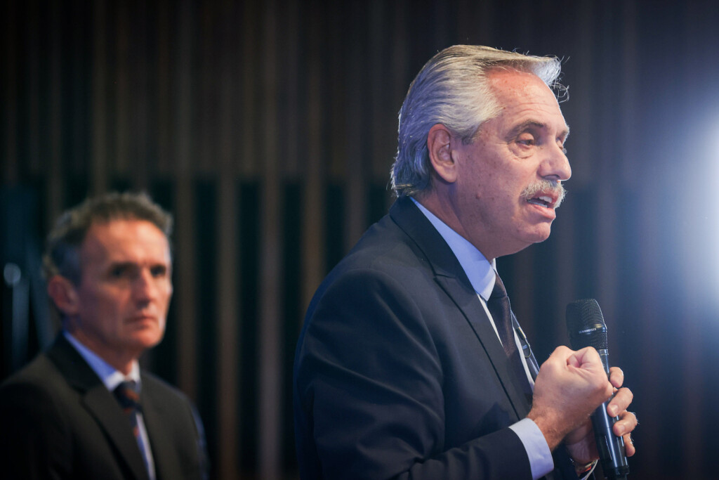 El presidente Alberto Fernández hoy en el Centro Cultural Kirchner, lo acompaña el ministro Gabriel Katopodis - Foto: NA