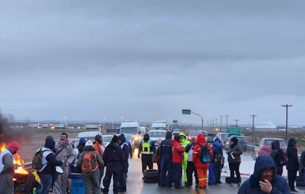 Docentes cortan ruta 3 desde las 05:30 hs de hoy, en Chimen Aike