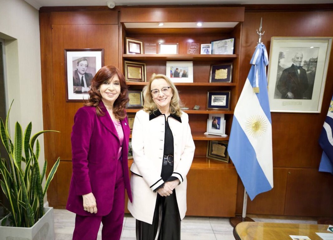 Cristina Kirchner junto a Alicia Kirchner en su despacho en Río Gallegos - Foto: NA