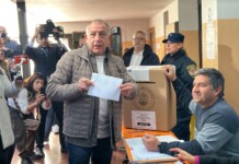 Elecciones en Córdoba: la Justicia Electoral dio por terminado el escrutinio provisorio y Llaryora se impone por tres puntos sobre Juez Luis Juez vota en Córdoba - Foto: NA