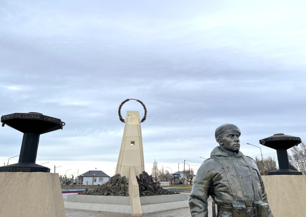 Camuzzi le ganó al relato del gobierno sobre su devoción por los ex combatientes de Malvinas. Le cortaron la llama votiva al monumento en Río Gallegos por falta de pago - Foto: OPI Santa Cruz/Francisco Muñoz