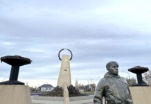 Héroes de Malvinas: los Ciudadanos Ilustres de la provincia a quienes el Intendente Grasso les apagó la llama votiva Camuzzi le ganó al relato del gobierno sobre su devoción por los ex combatientes de Malvinas. Le cortaron la llama votiva al monumento en Río Gallegos por falta de pago - Foto: OPI Santa Cruz/Francisco Muñoz