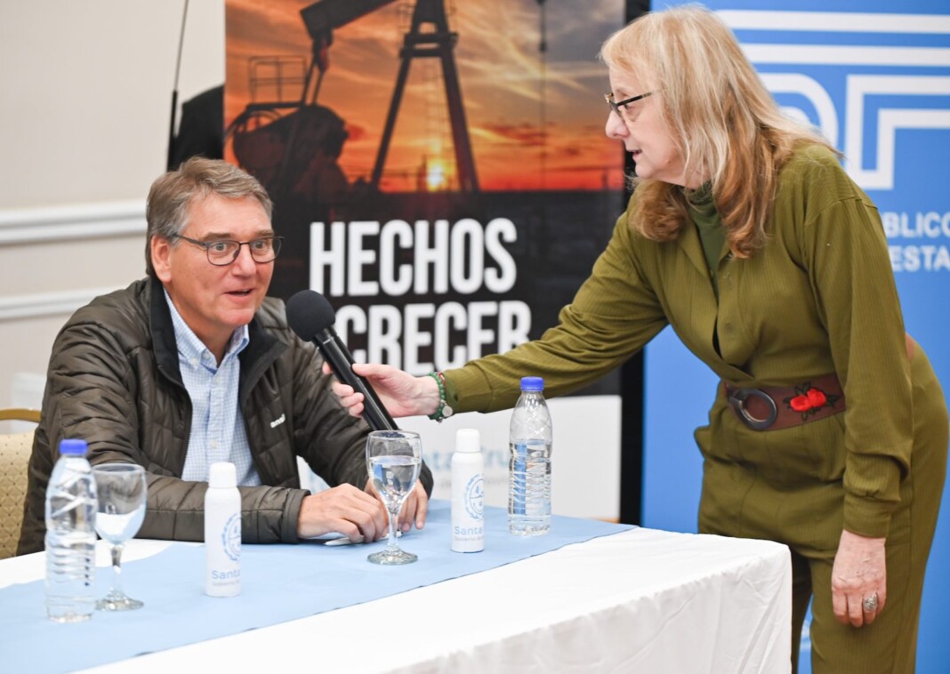 La gobernadora Alicia Kirchner junto a Hugo Ariel Garay representante de la Empresa Sudelco S.A - Foto: Prensa de Gobierno