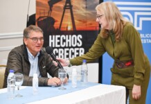 La gobernadora Alicia Kirchner junto a Hugo Ariel Garay representante de la Empresa Sudelco S.A - Foto: Prensa de Gobierno