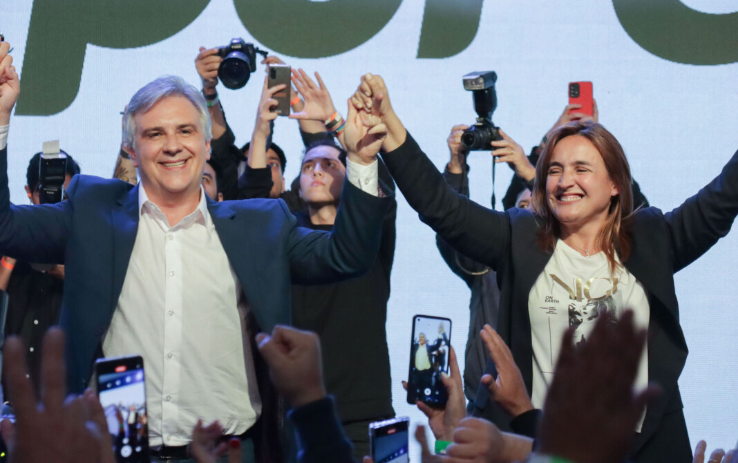 La fórmula oficialista a gobernador y vice, Martín Llaryora-Myriam Prunotto festeja esta madrugada el triunfo electoral en la provincia de Córdoba - Foto: NA
