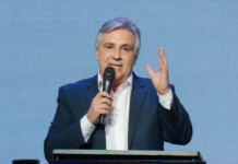 Luis Juez trató de “tramposos” a Schiaretti y Llaryora, tras la elección en Córdoba: “A los bandidos no les reconozco nada” La fórmula oficialista a gobernador y vice, Martín Llaryora-Myriam Prunotto festeja esta madrugada el triunfo electoral en la provincia de Córdoba - Foto: NA