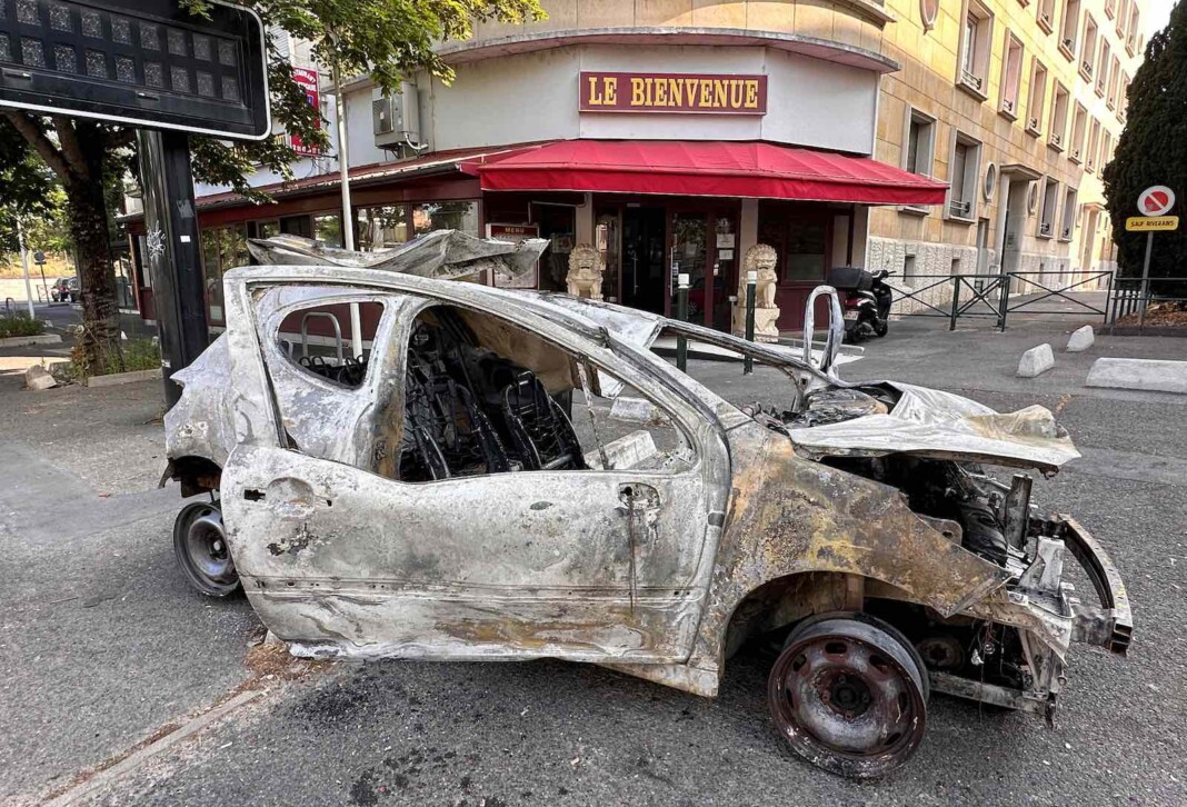Detenidos y disturbios en Francia tras tiroteo mortal de joven durante control de transito - Foto