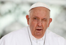 “Sin complicaciones”, culminó la operación del papa Francisco por una obstrucción intestinal: detalles y pronóstico El papa Francisco - Foto: NA