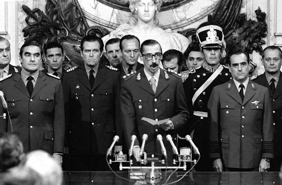 El ex general Jorge Rafael Videla , junto a Eduardo Massera y Ramon Agosti, jura como presidente de la Nación el 24 de marzo de 1976 - Foto: NA