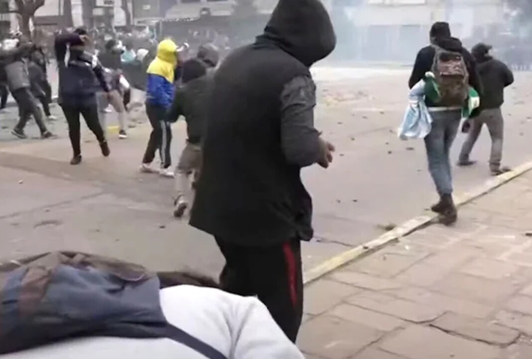 Incidentes en Jujuy frente a la Legislatura - Foto: Captura de video