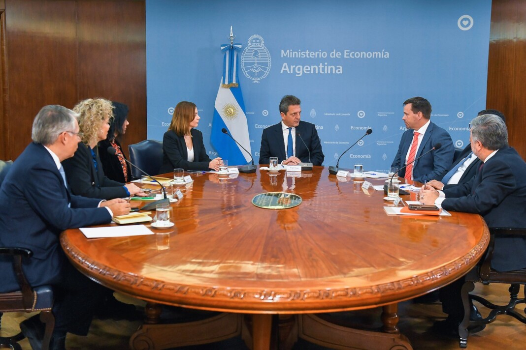 El ministro de Economía, Sergio Massa y la secretaria de Minería, Fernanda Ávila, recibieron a representantes de la empresa australiana BHP - Foto: Prensa Economía