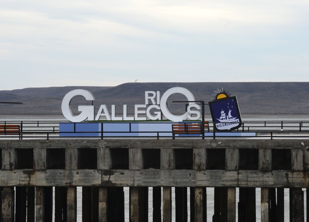 El cartel en el mulle de Río Gallegos - Foto: OPI Santa Cruz/Francisco Muñoz