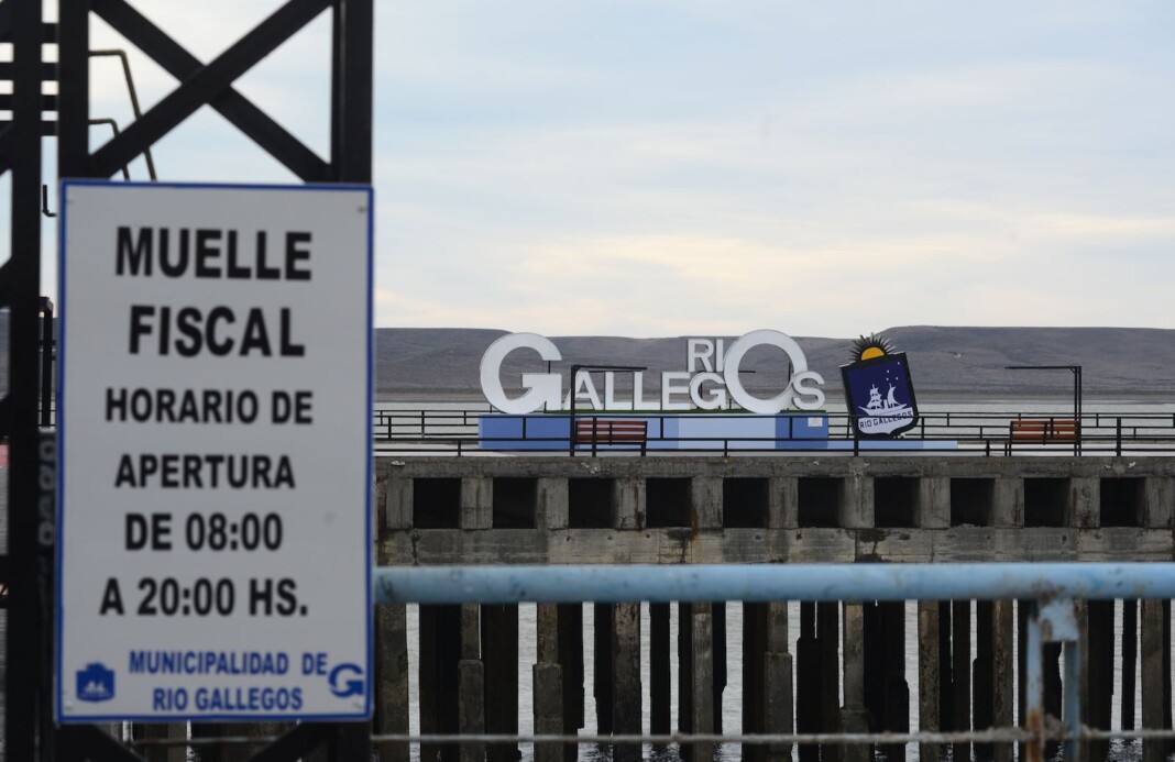 El cartel en el mulle de Río Gallegos - Foto: OPI Santa Cruz/Francisco Muñoz