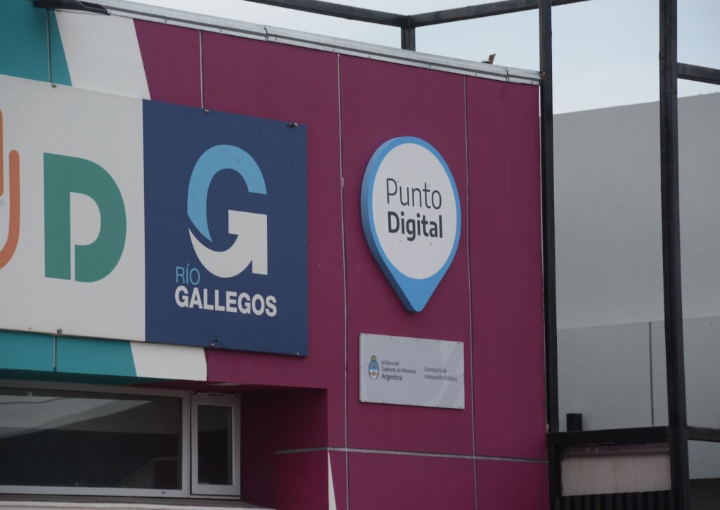 La G de Pablo Grasso en todos los edificios públicos de Río Gallegos - Foto: OPI Santa Cruz/Francisco Muñoz