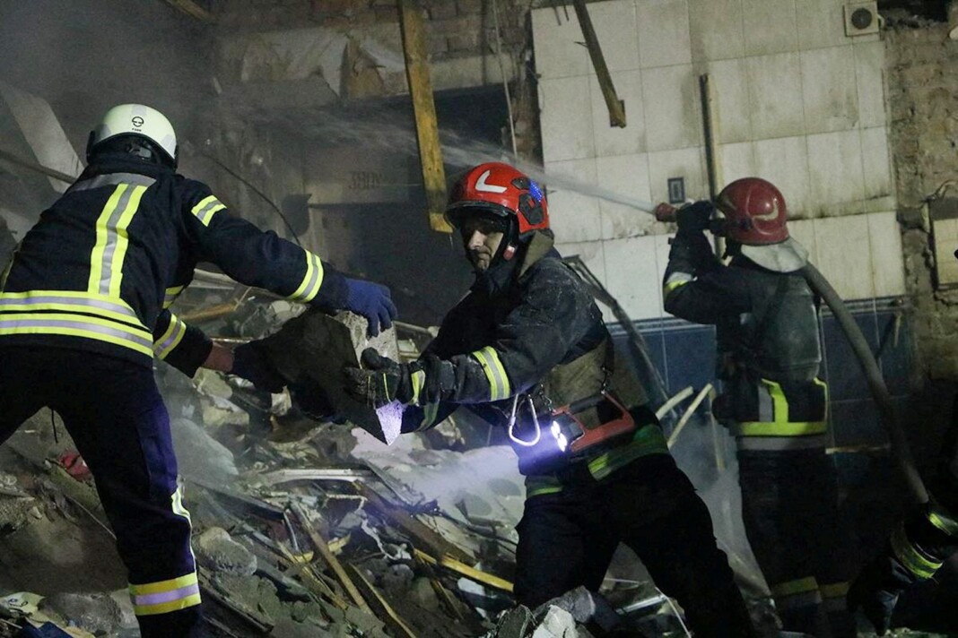 Rescatistas trabajan en el sitio de un edificio residencial fuertemente dañado por un ataque con misiles rusos, en medio del ataque de Rusia contra Ucrania - Foto: NA