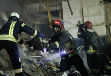Rescatistas trabajan en el sitio de un edificio residencial fuertemente dañado por un ataque con misiles rusos, en medio del ataque de Rusia contra Ucrania - Foto: NA